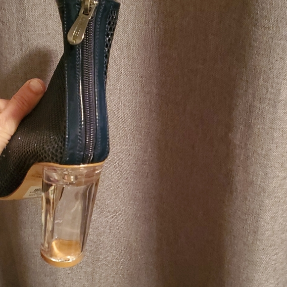 Shoes - Picture 4 of 5